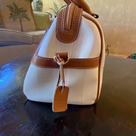 Allen Edward Designed White with Tan Trim Hand/Shoulder Bag - Picture 2 of 7